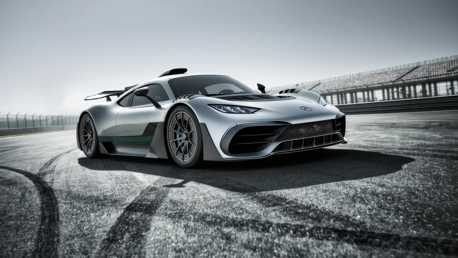 Supercar mit ausgefahrenem Heckflügel und sichtbaren Aero-Elementen