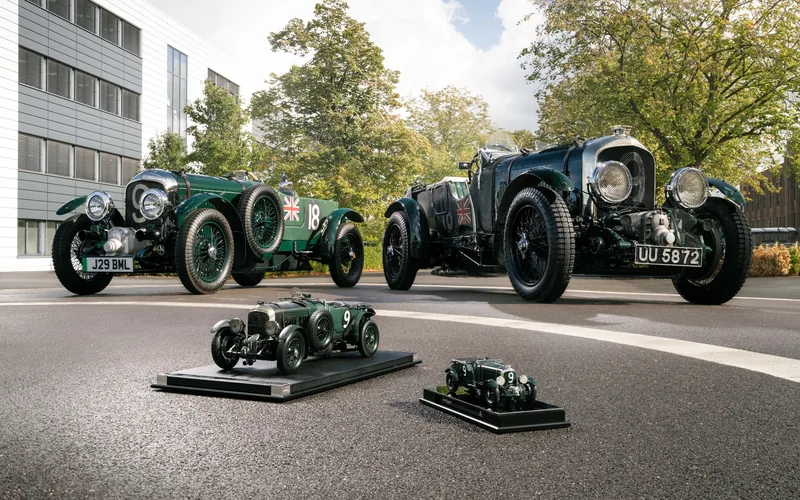 Bentley Blower Team Car No. 2, Blower Jnr und zwei Amalgam-Modelle in Crewe