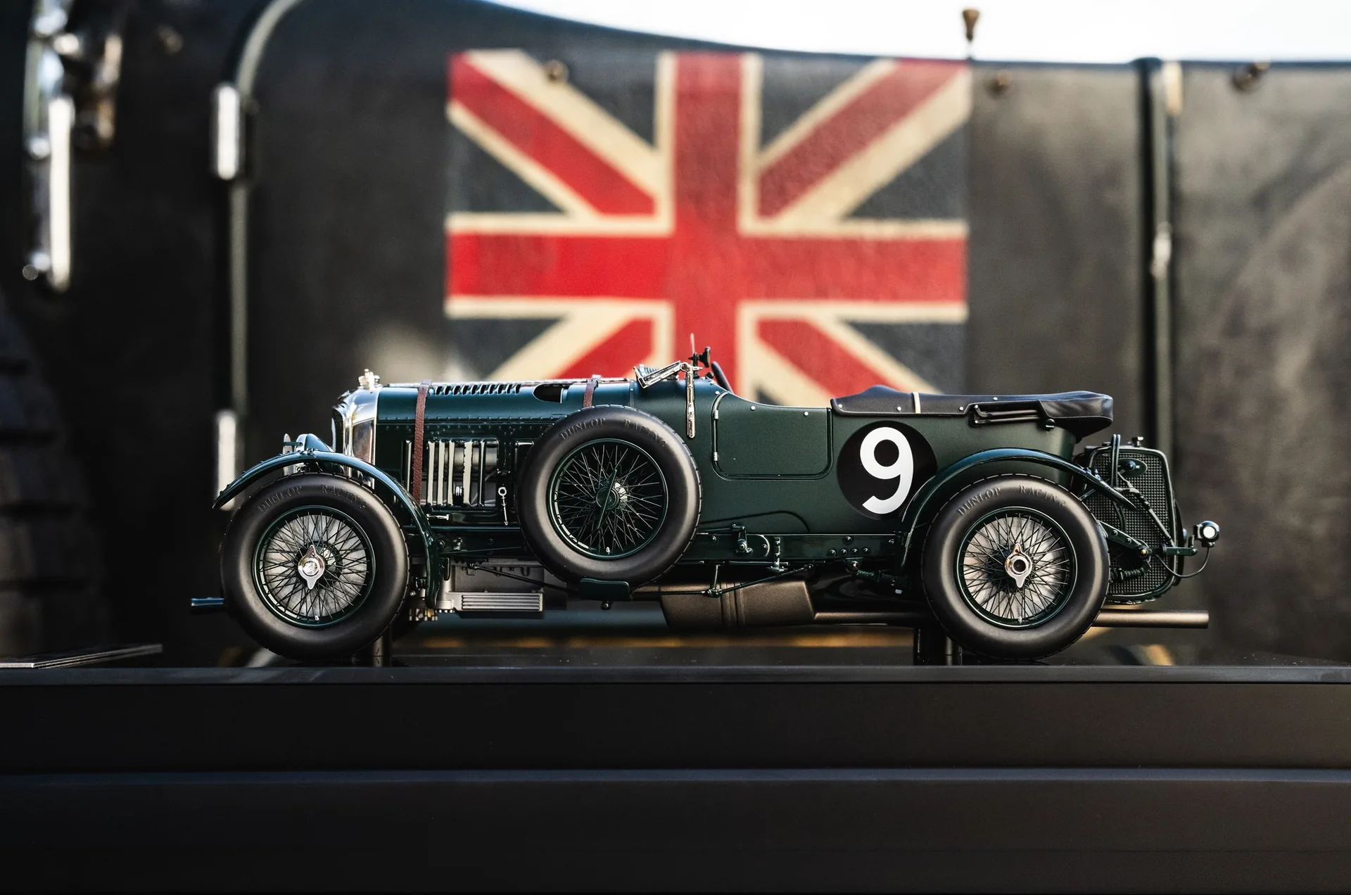 Bentley Blower Sammlermodell von Amalgam Collection vor einer britischen Flagge