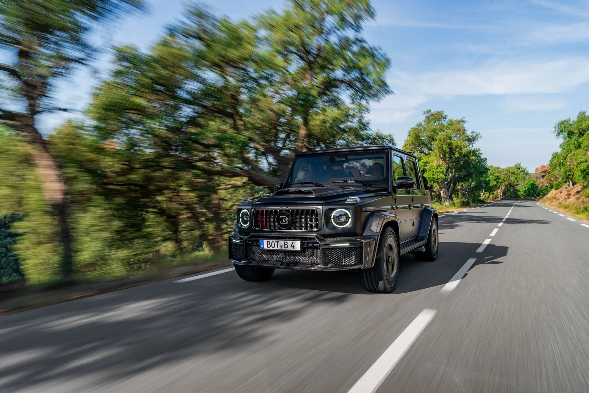 BRABUS 900 Rocket Edition Cabrio in Fahrt auf einer Landstraße