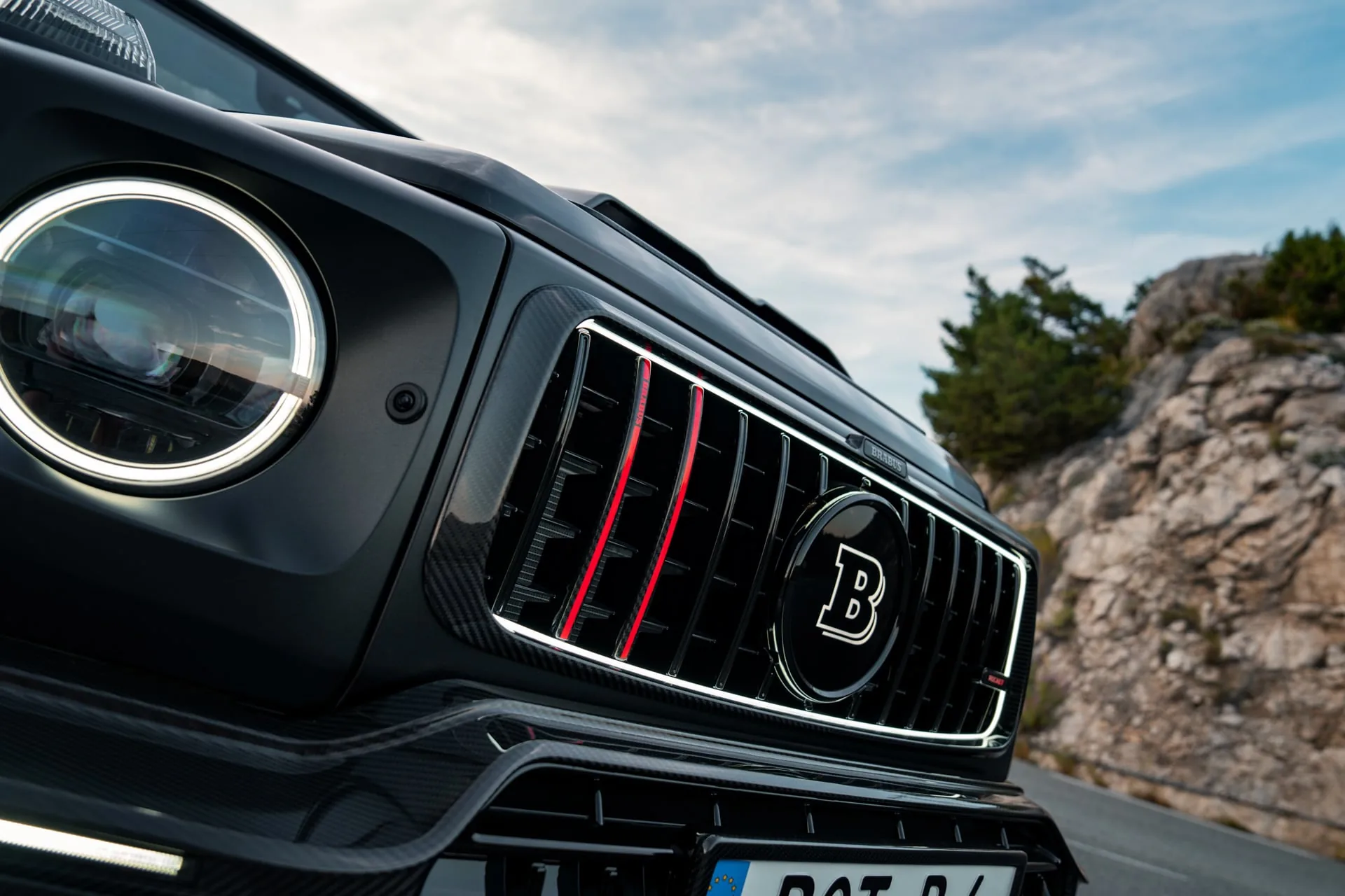 Front des BRABUS 900 Rocket Edition Cabrio mit Kühlergrill und Scheinwerfer