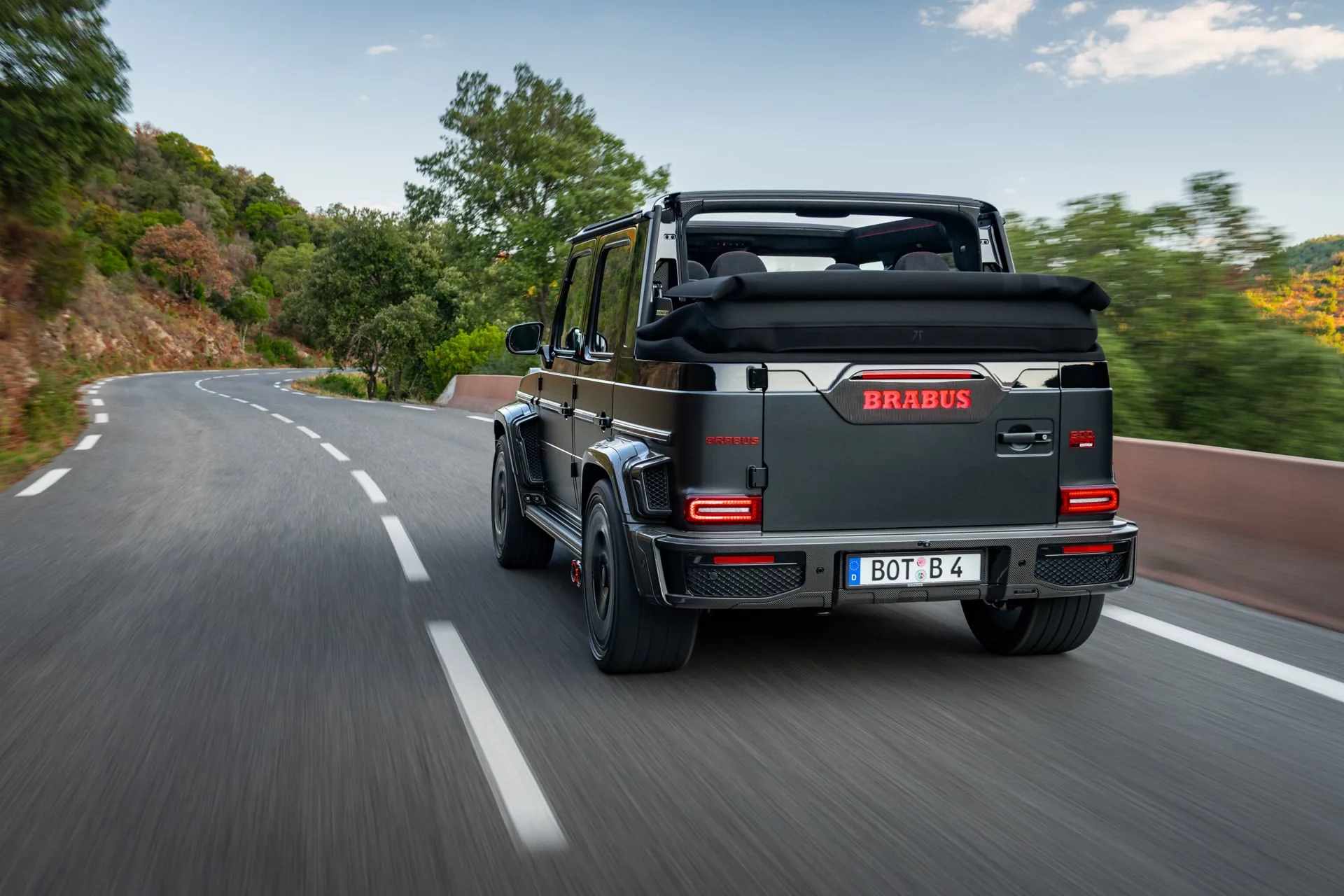 Heckansicht des BRABUS 900 Rocket Edition Cabrio in Fahrt