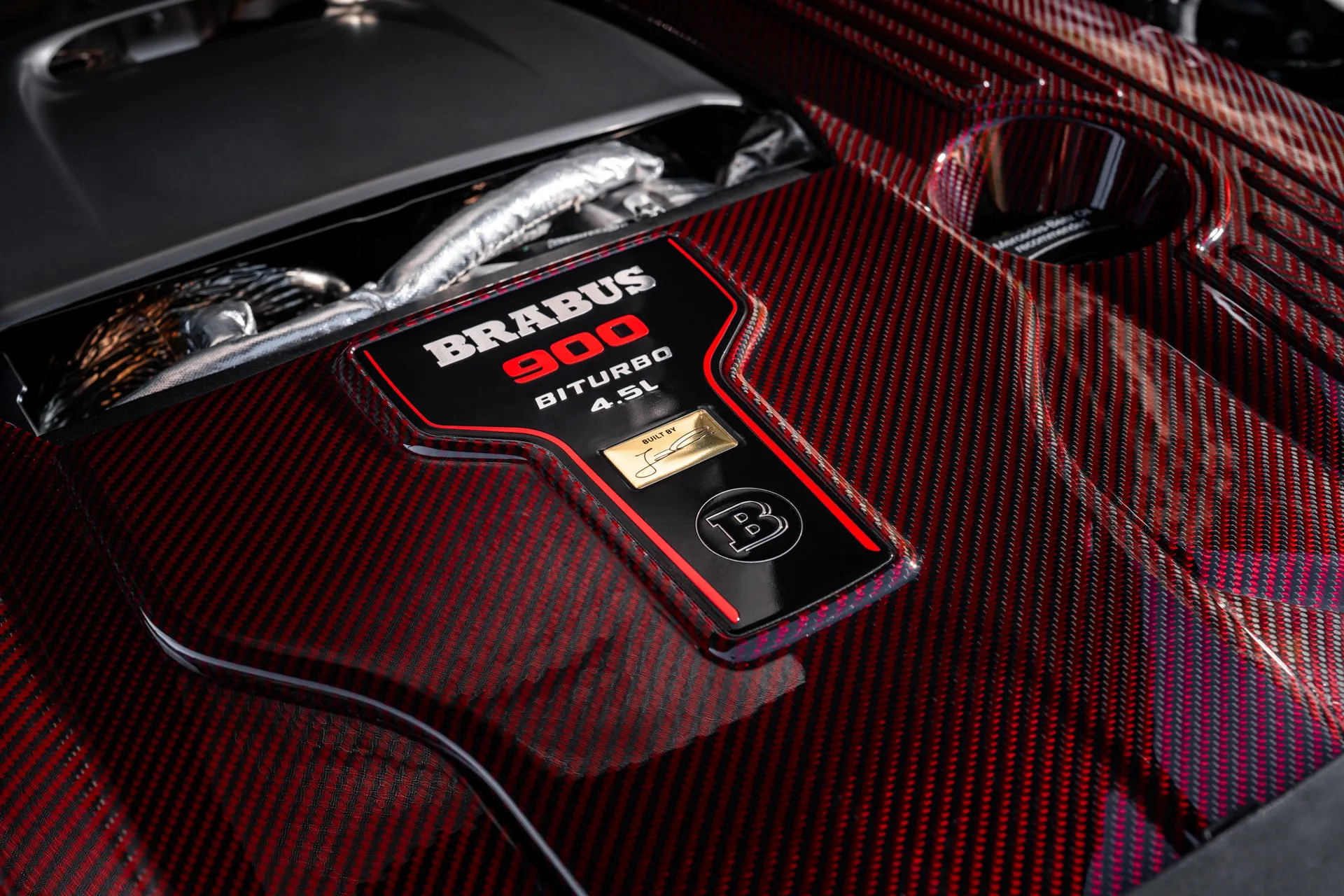 Carbon engine cover of the BRABUS 900 Rocket V8 twin-turbo
