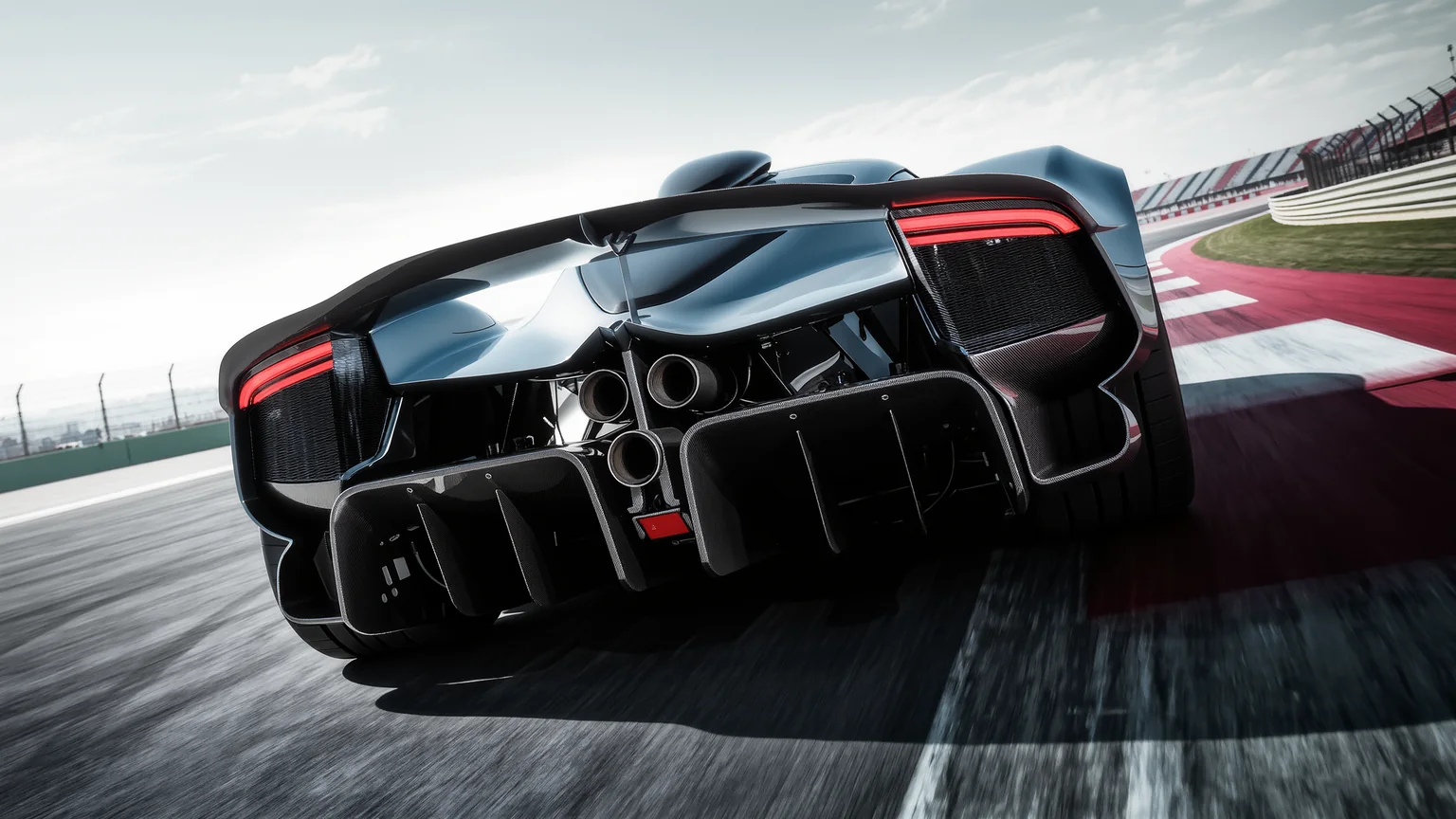Supercar von unten mit sichtbarem Diffusor und aerodynamischem Unterboden