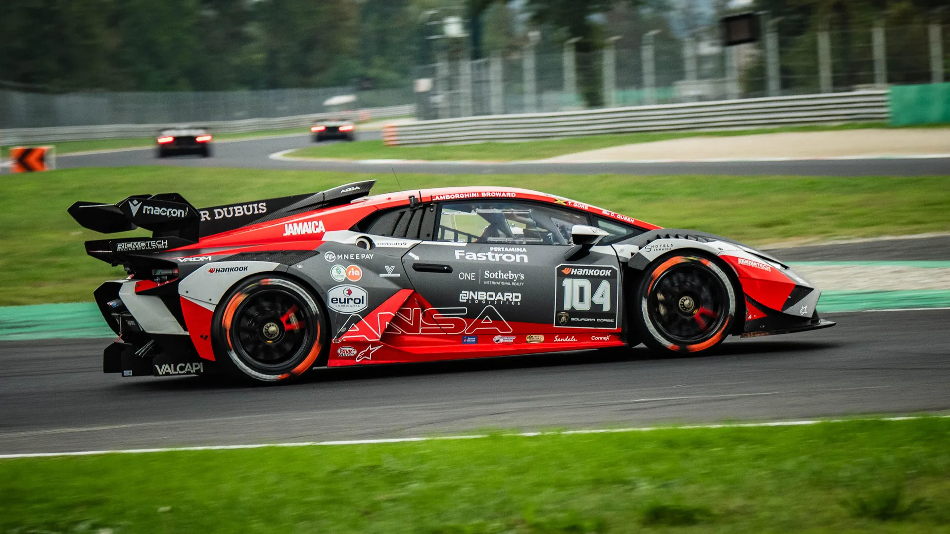 Lamborghini Huracán Super Trofeo Rennwagen mit der Startnummer 104 auf der Strecke