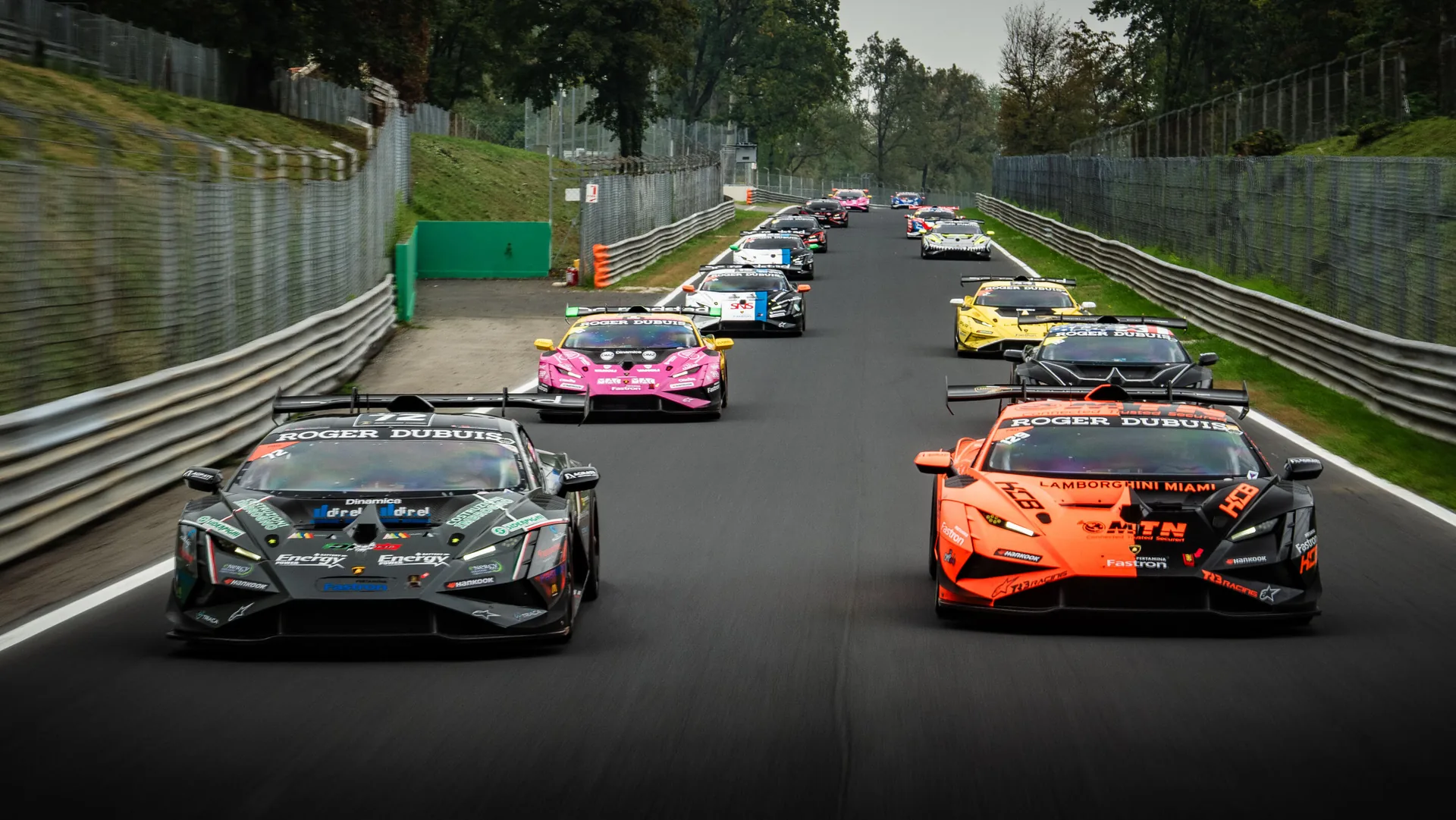 Lamborghini Huracán Super Trofeo Rennwagen im dichten Feld auf der Geraden
