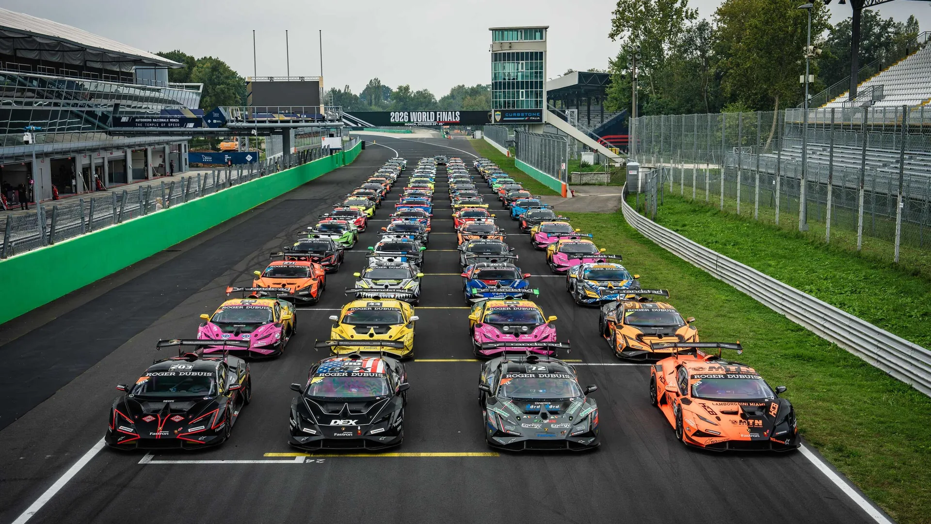 Startaufstellung der Lamborghini Super Trofeo mit zahlreichen Huracán Super Trofeo Rennwagen