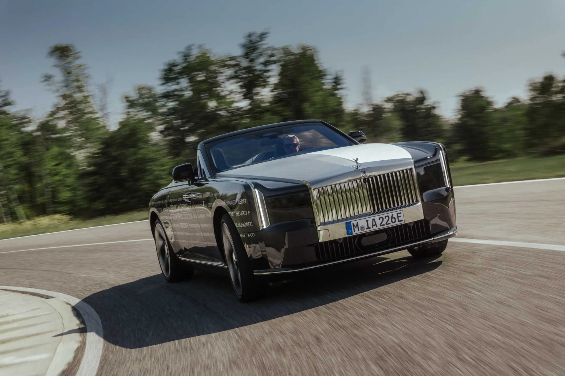 Rolls-Royce Project Nightingale Prototyp in schneller Kurvenfahrt mit offenem Verdeck