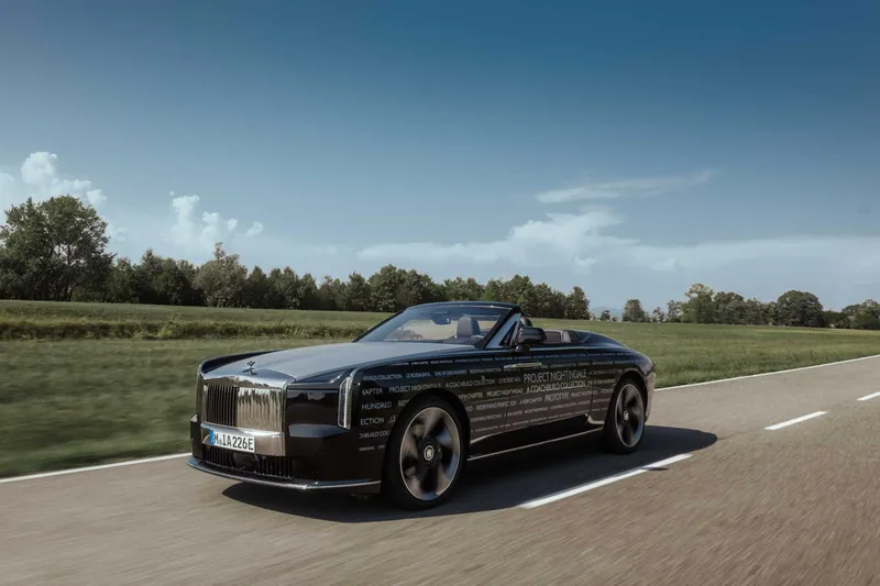 Dunkler Prototyp des Rolls-Royce Project Nightingale mit beschrifteter Testfolie auf einer Teststrecke
