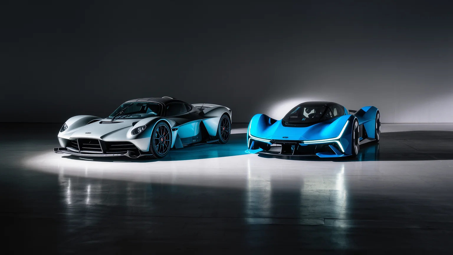 Zwei Hypercars nebeneinander, einer klassisch, einer futuristisch-elektrisch